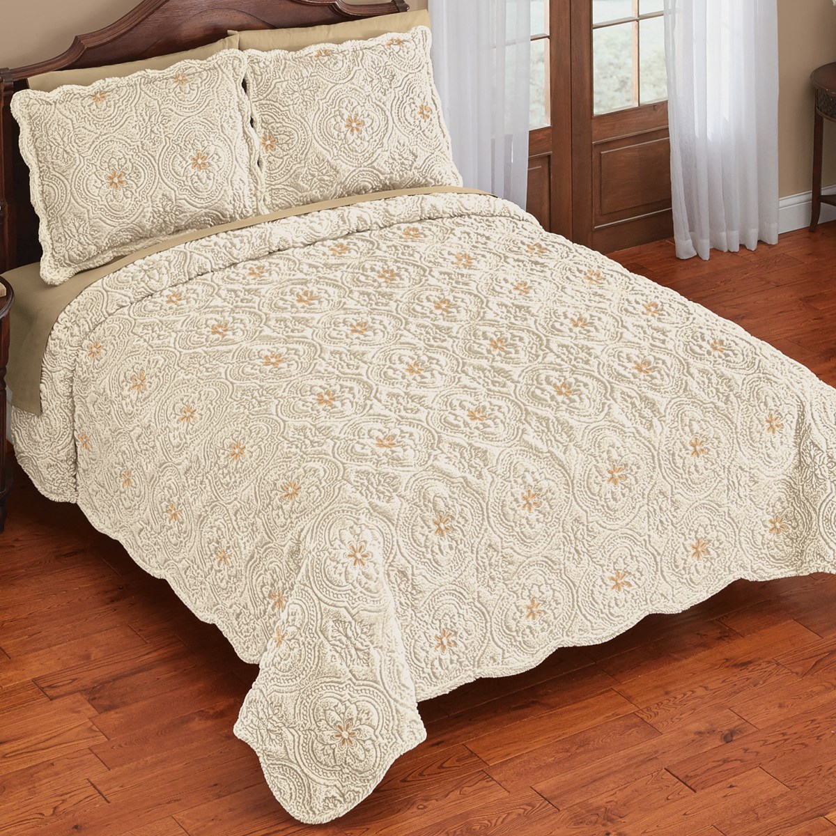 Faux Fur Medallion Quilt with Scalloped Edges Collections Etc.
