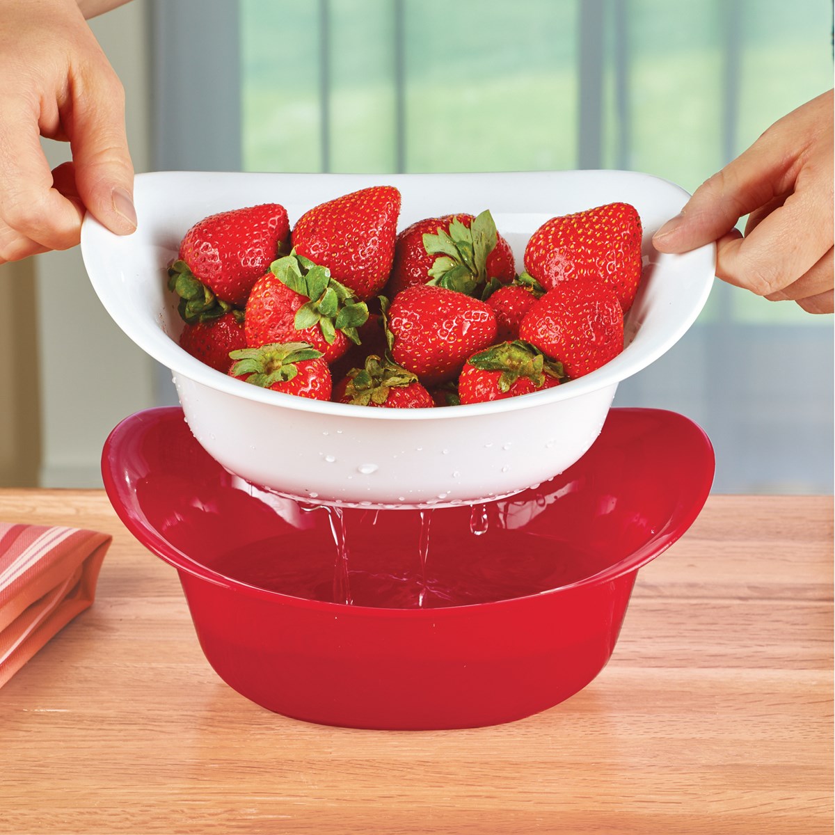 Set of 6 Nesting Kitchen Bowls and Strainers Collections Etc.