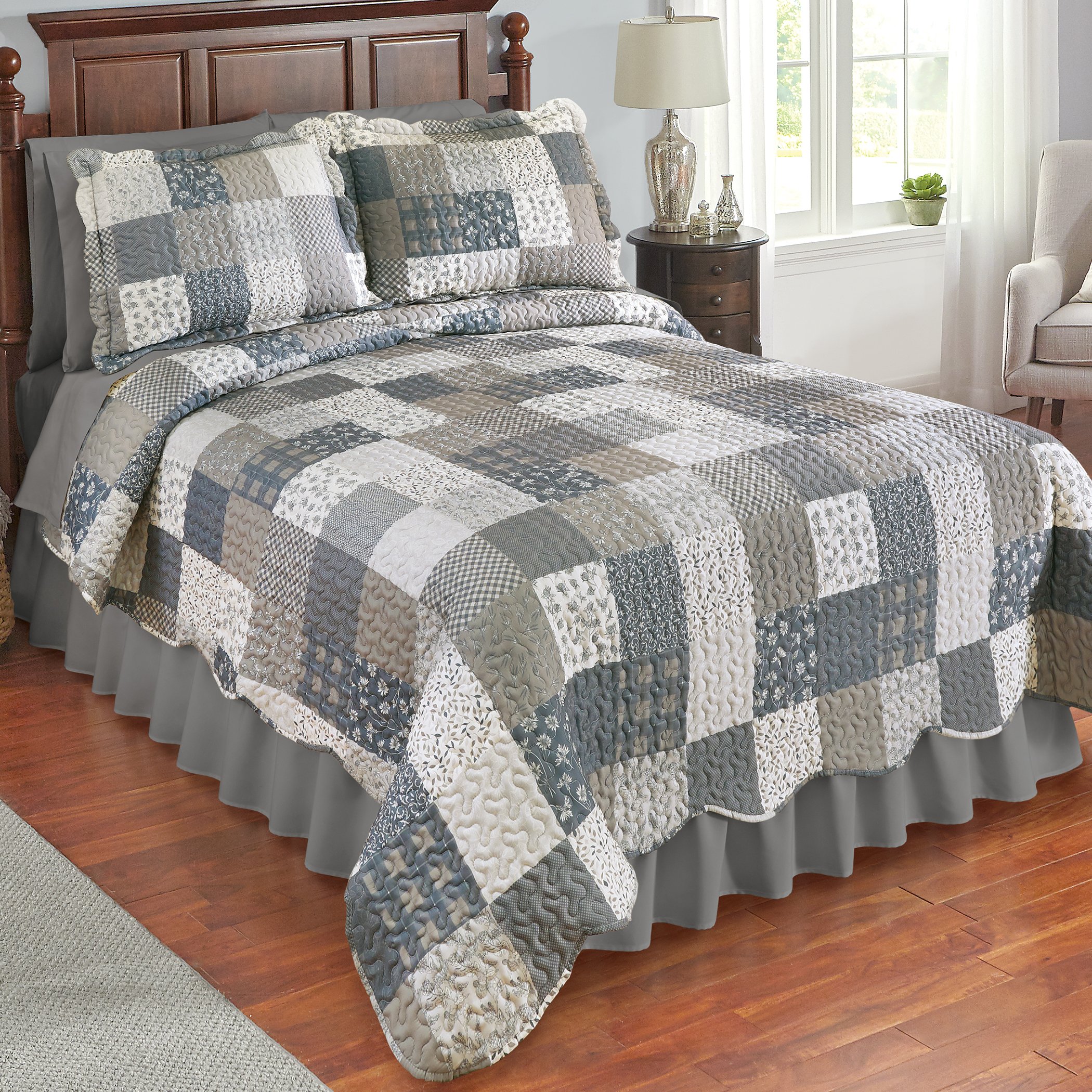 Classic Floral Patchwork Scalloped Edge Quilt - Picture 6 of 10