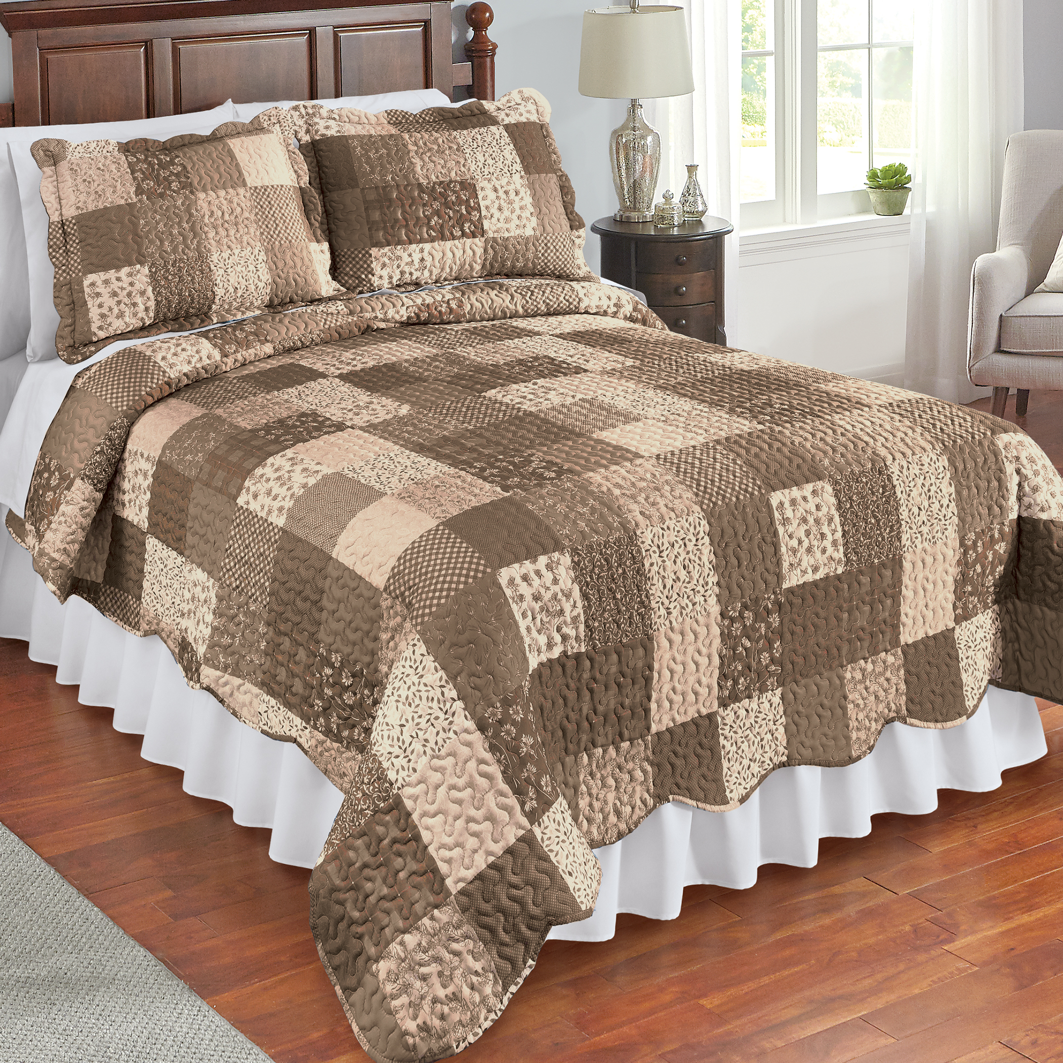 Classic Floral Patchwork Scalloped Edge Quilt - Picture 8 of 10