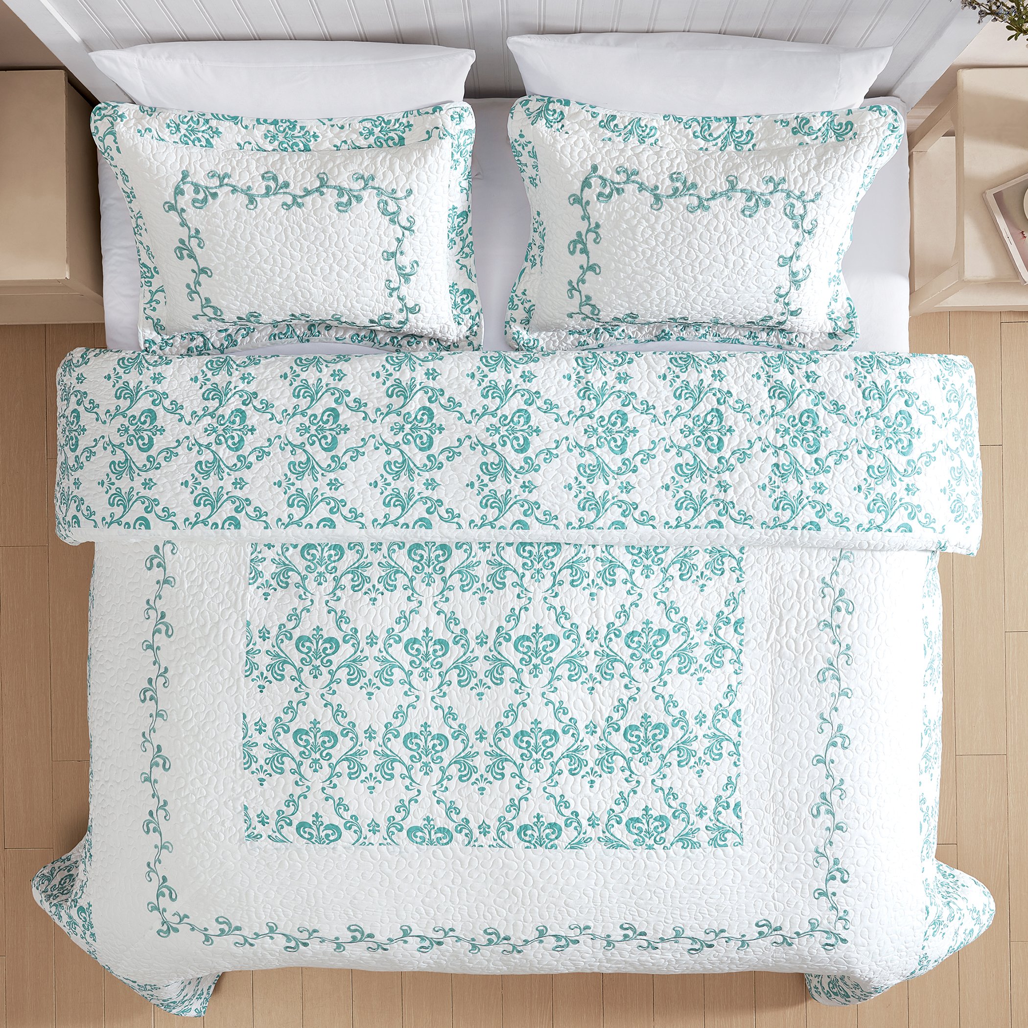 Lovely Damask Embroidered Quilted Bedspread - Picture 3 of 9