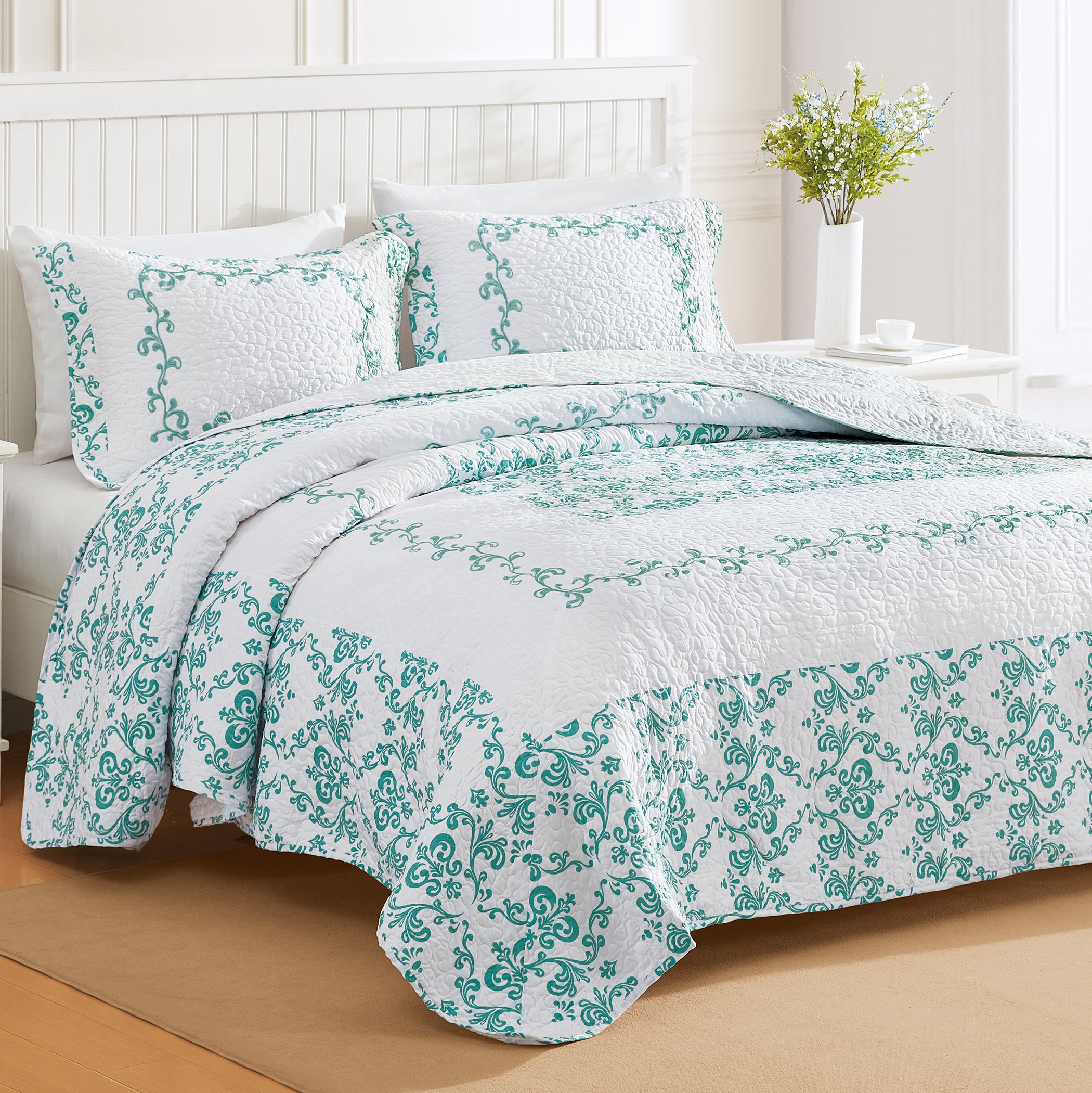Lovely Damask Embroidered Quilted Bedspread - Picture 2 of 9